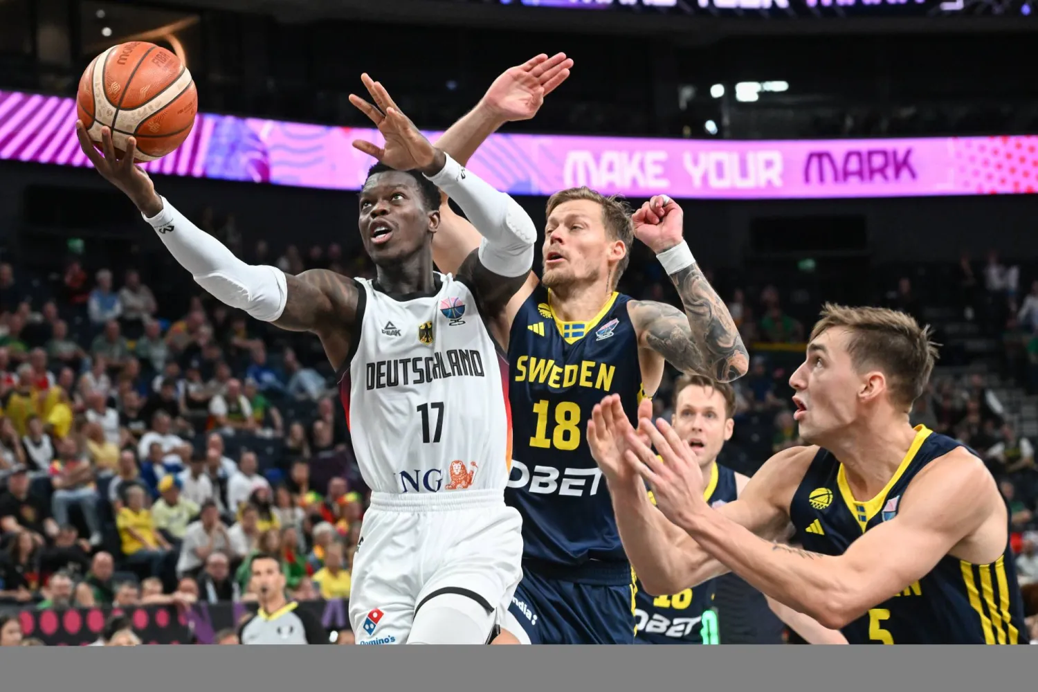 دينيس شرودر (يسار) قاد ألمانيا لفوز مقنع على السويد (إ.ب.أ)