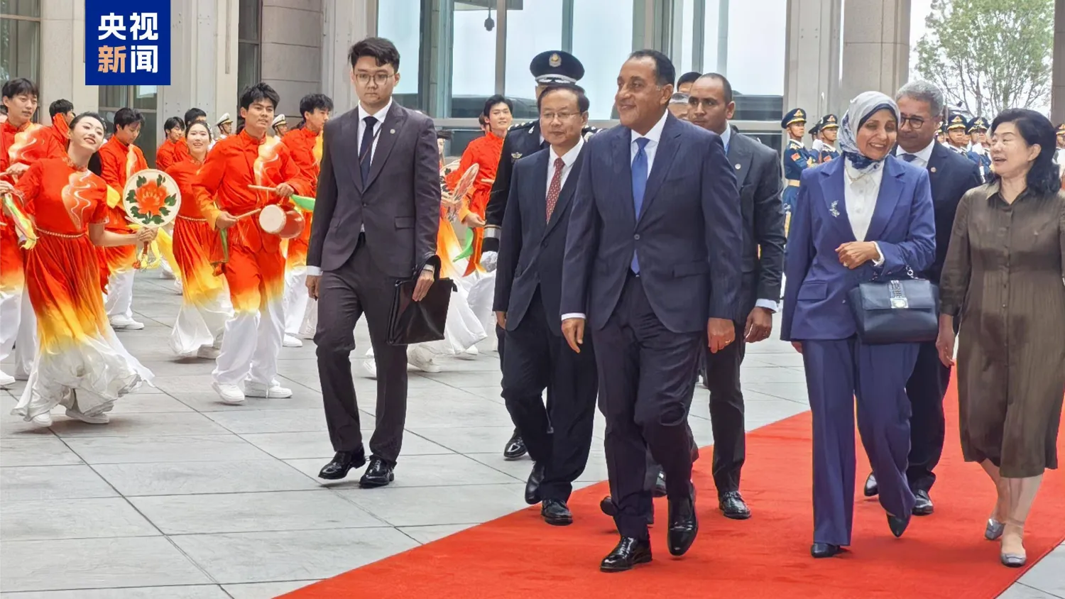 رئيس الوزراء المصري مصطفى مدبولي لدى وصوله إلى بكين (موقع قناة «سي جي تي إن» الصينية)