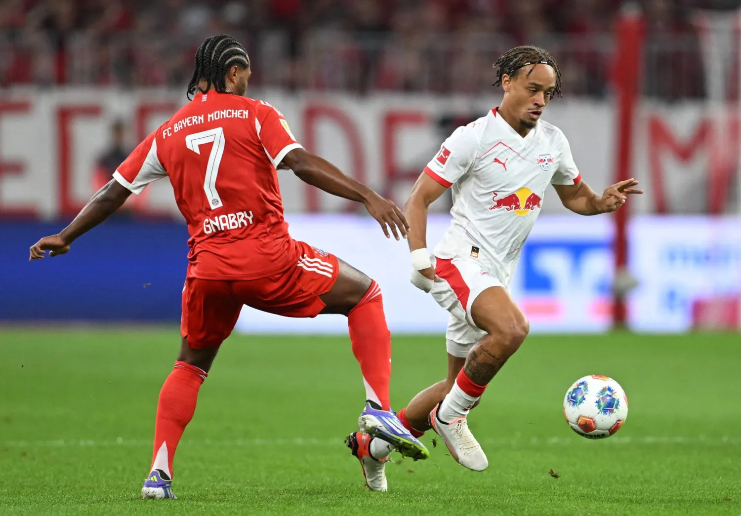 لاعب الوسط المهاجم الهولندي تشافي سيمونز (رويترز)