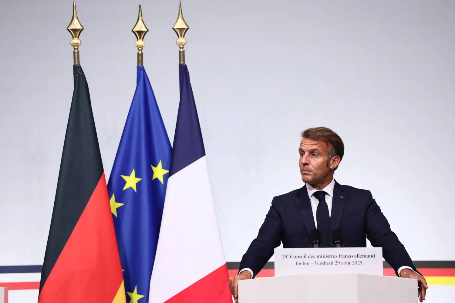 الرئيس الفرنسي إيمانويل ماكرون خلال مؤتمر صحافي جنوب شرقي فرنسا (أ.ف.ب)