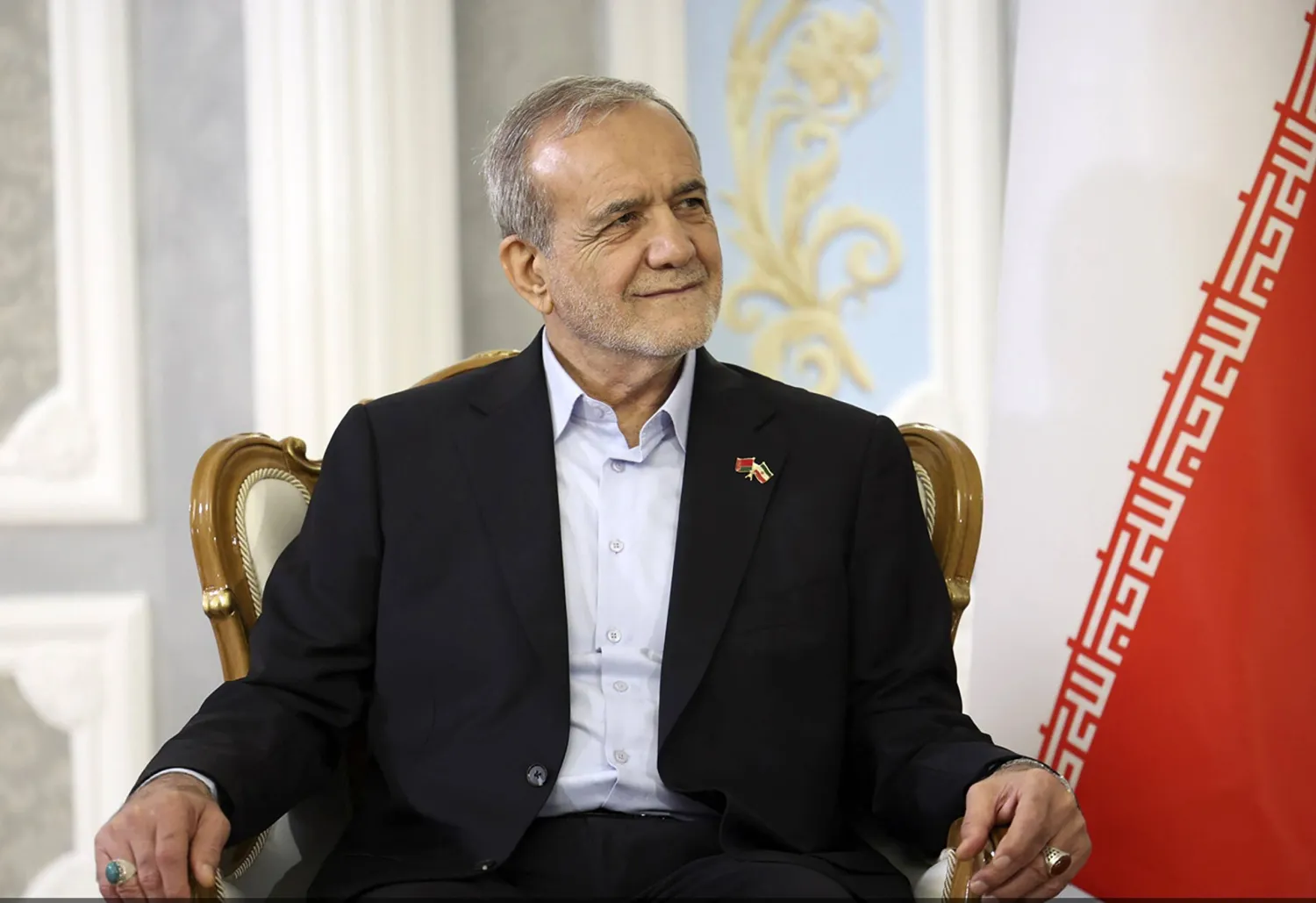 الرئيس الإيراني مسعود بزشكيان خلال لقائه رئيس بيلاروسيا ألكسندر لوكاشينكو في مينسك (رئاسة بيلاروسيا - إ.ب.أ)