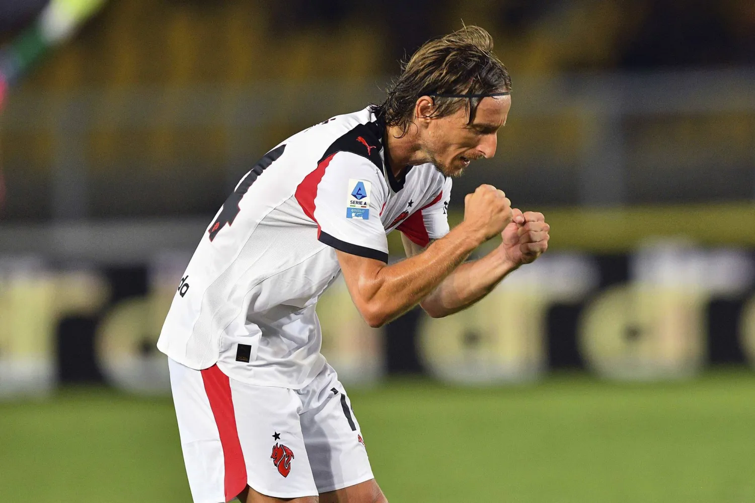 مودريتش قائد الميلان محتفلاً بالفوز (أ.ب)