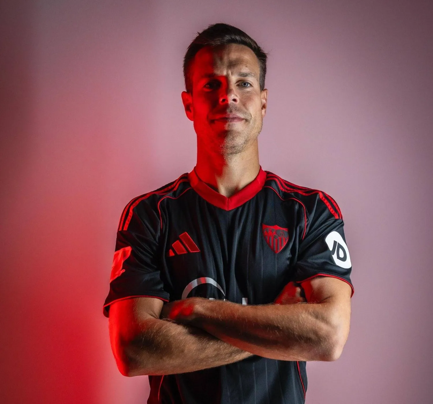 أسبيليكويتا بقميص إشبيليه (الشرق الأوسط)