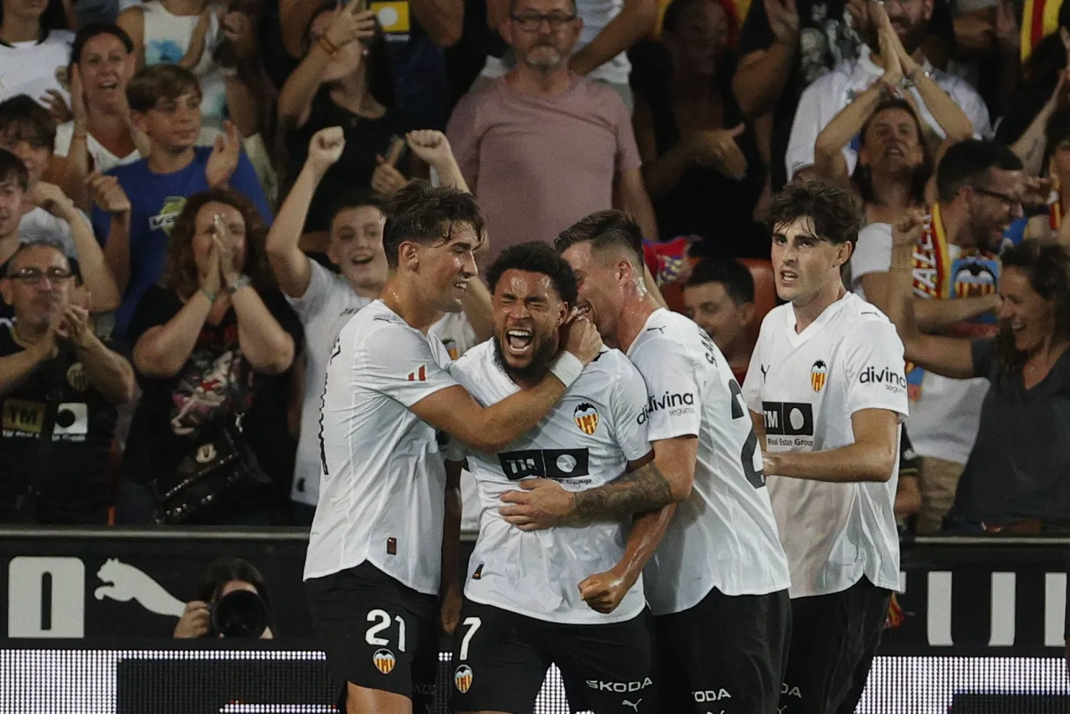 فرحة لاعبي فالنسيا بالهدف الثاني (إ.ب.أ)