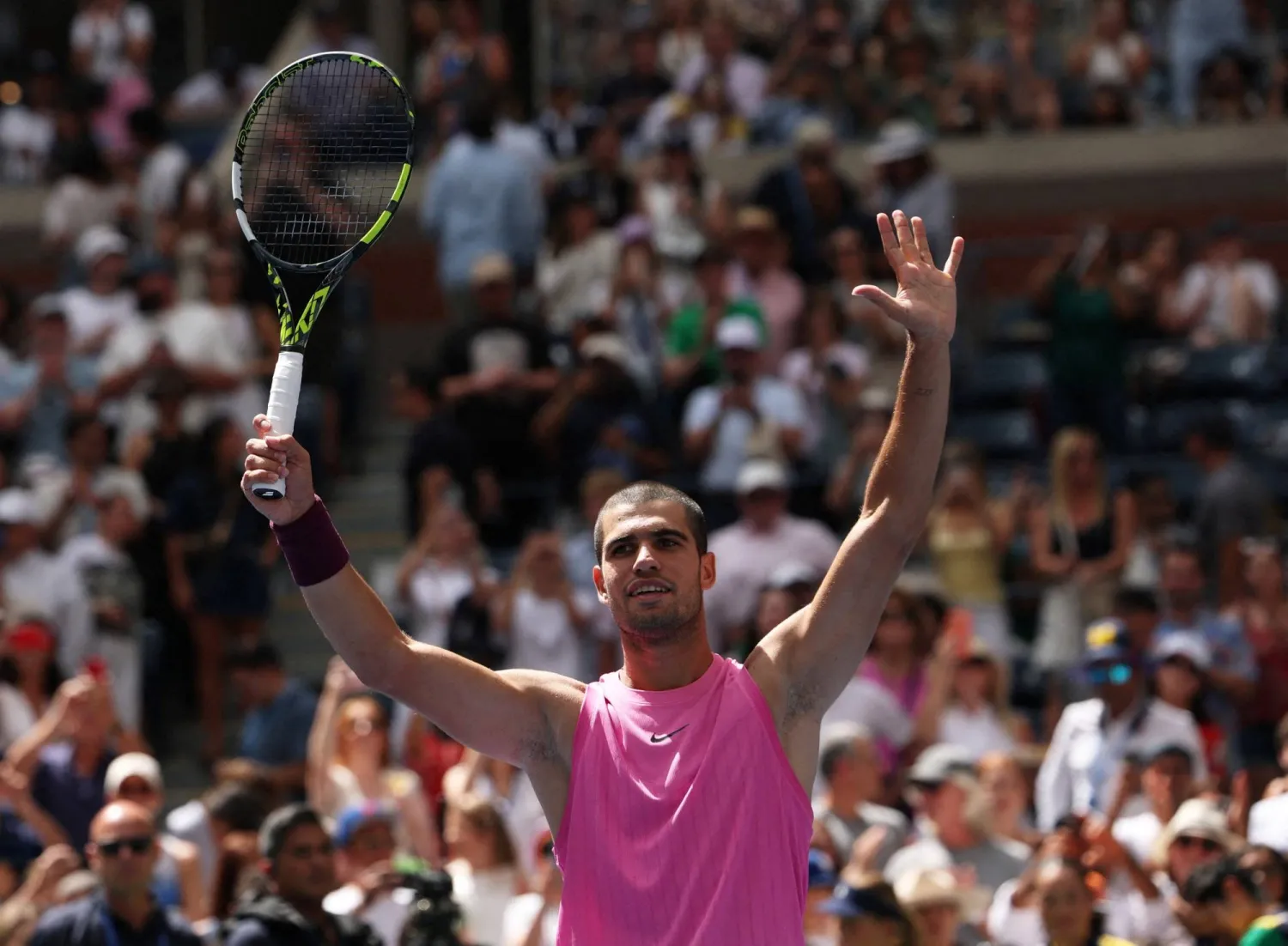 ألكاراس يحيي الجماهير بعد فوزه في المواجهة (رويترز)