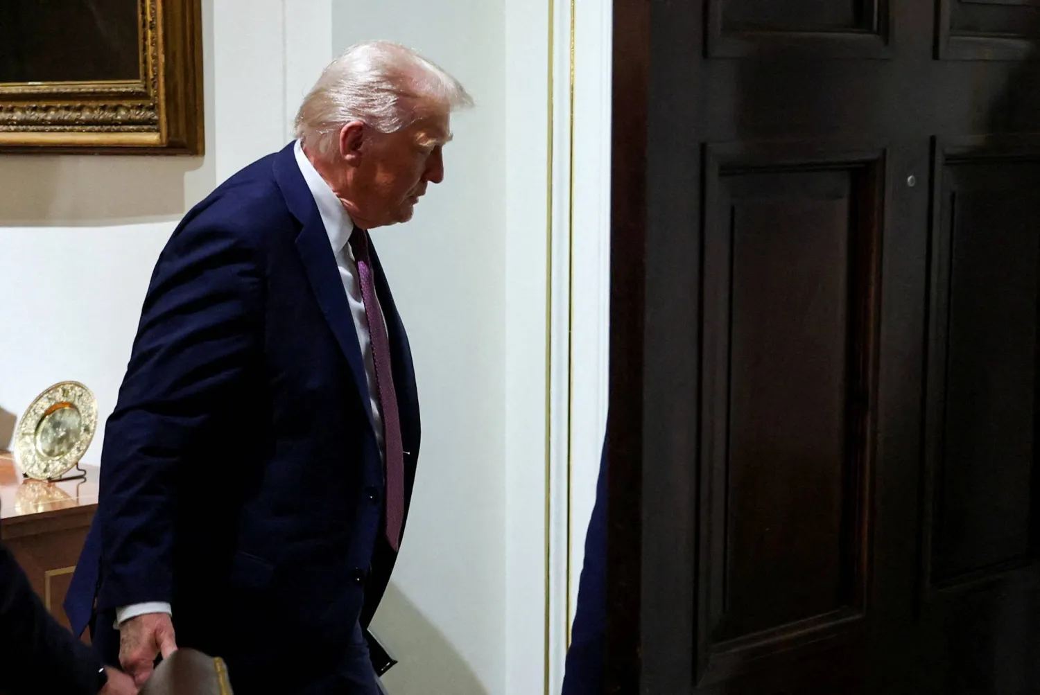  أرشيفية للرئيس دونالد ترمب مغادراً البيت الأبيض بعد اجتماع وزاري (رويترز)