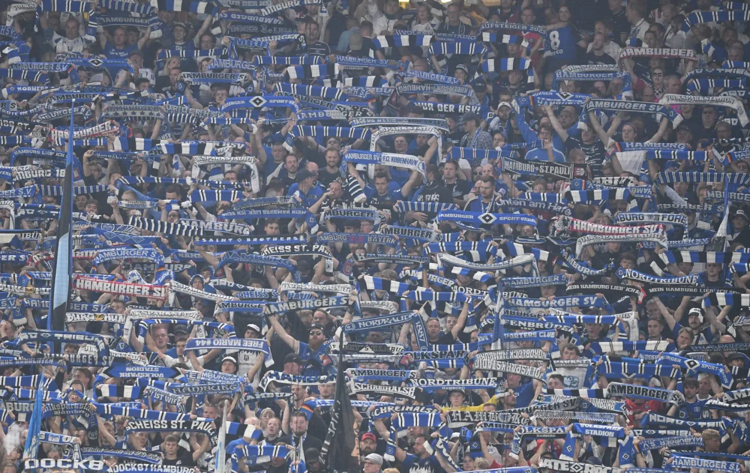 جماهير هامبورغ خرجت خائبة من المباراة (أ.ف.ب)