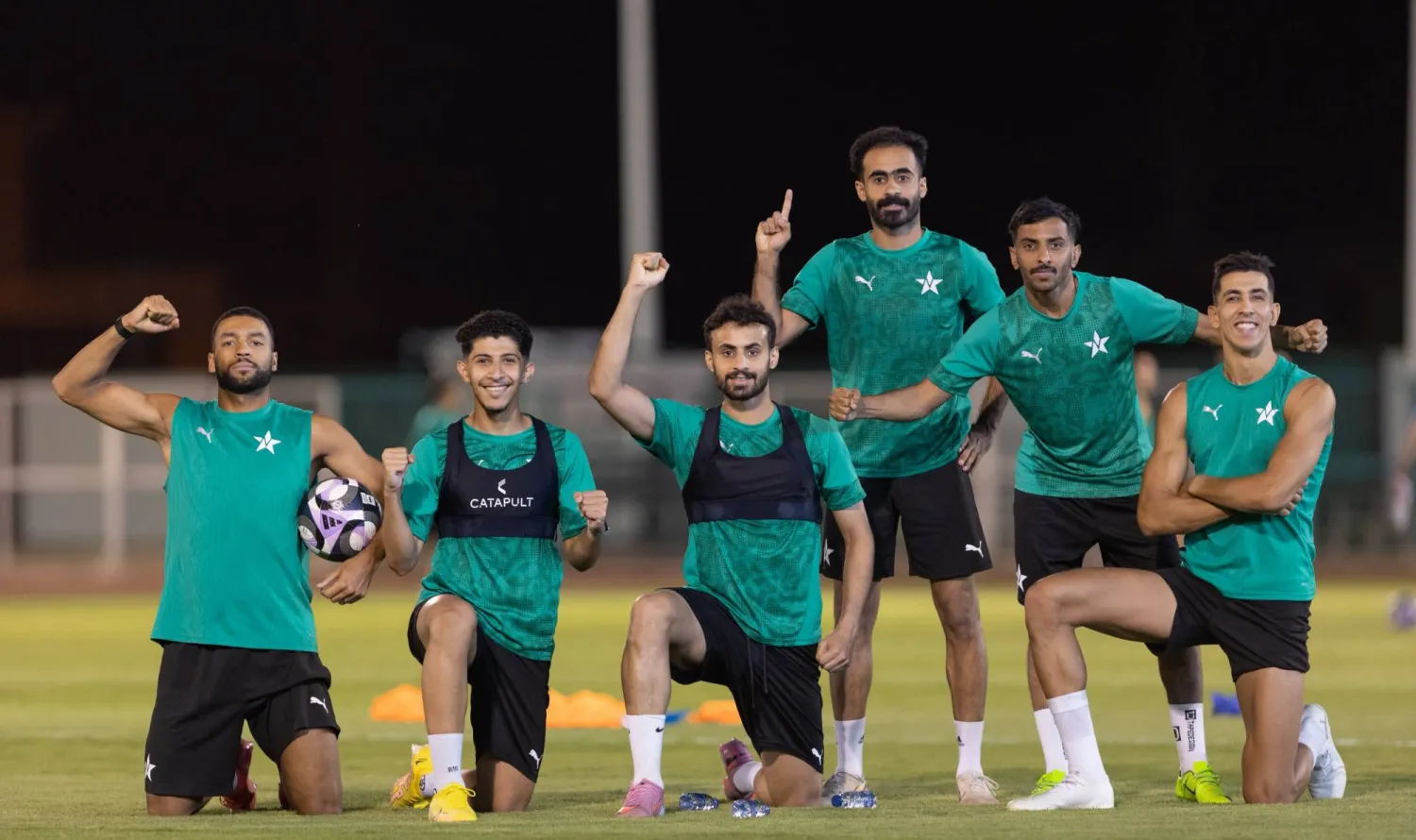 لاعبو النجمة يظهرون حماسهم خلال استعداداتهم للمباراة (موقع النادي)