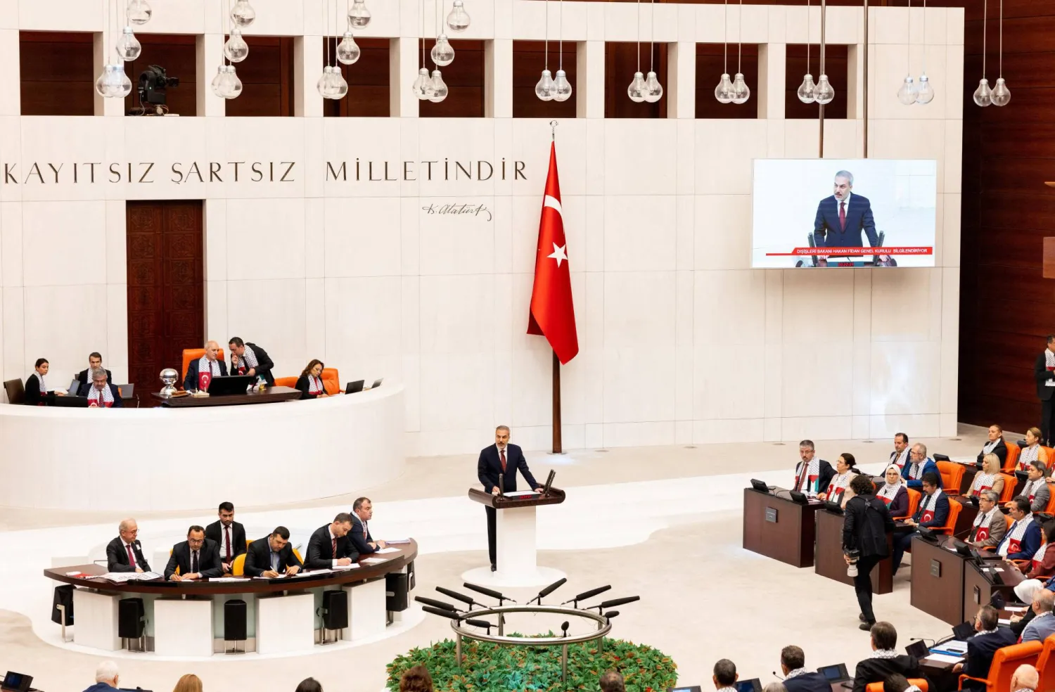 وزير خارجية تركيا هاكان فيدان يلقي كلمة أمام البرلمان بأنقرة أمس (رويترز)