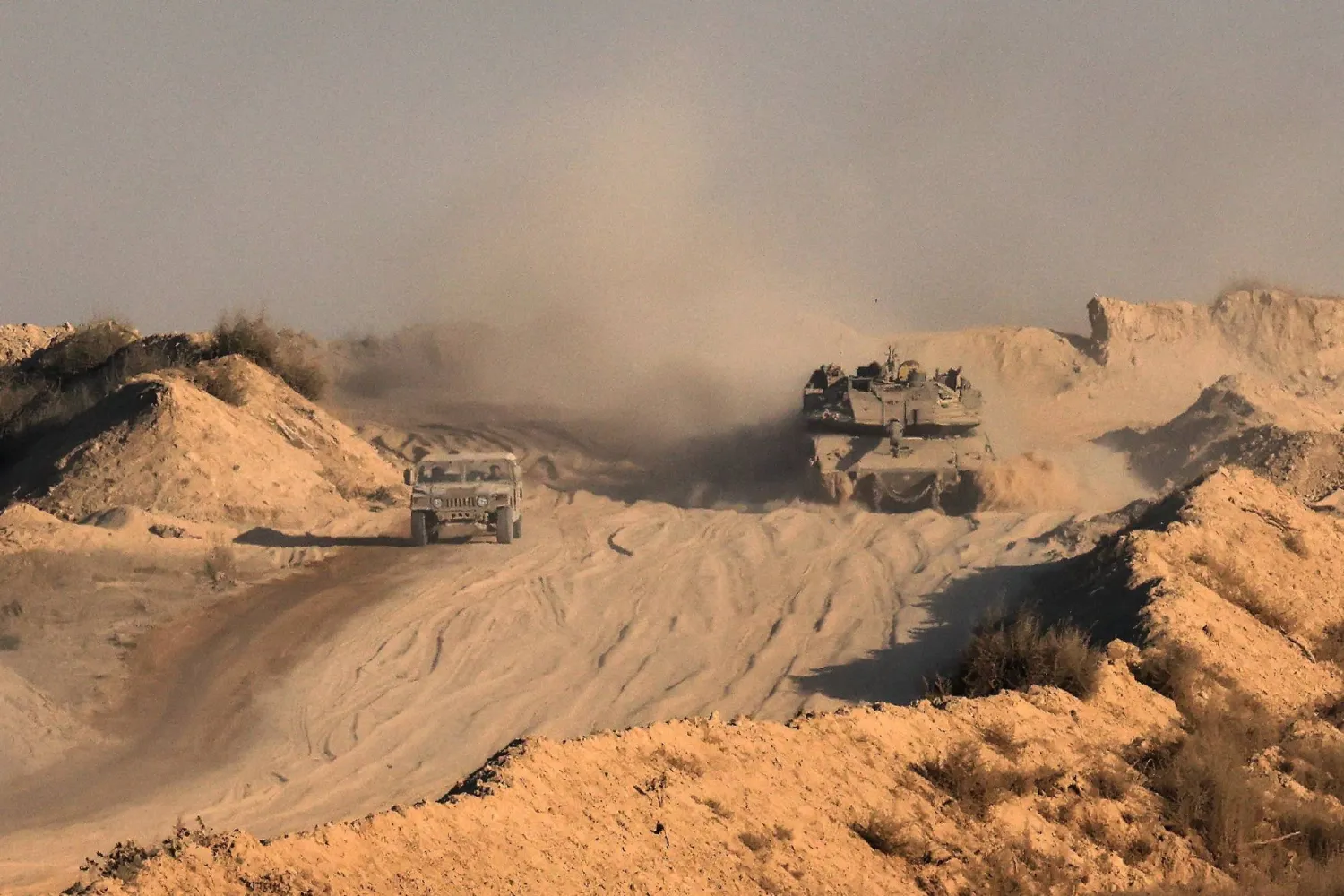 دبابة إسرائيلية تدخل قطاع غزة أمس مع توسع العمليات العسكرية (أ.ف.ب) 