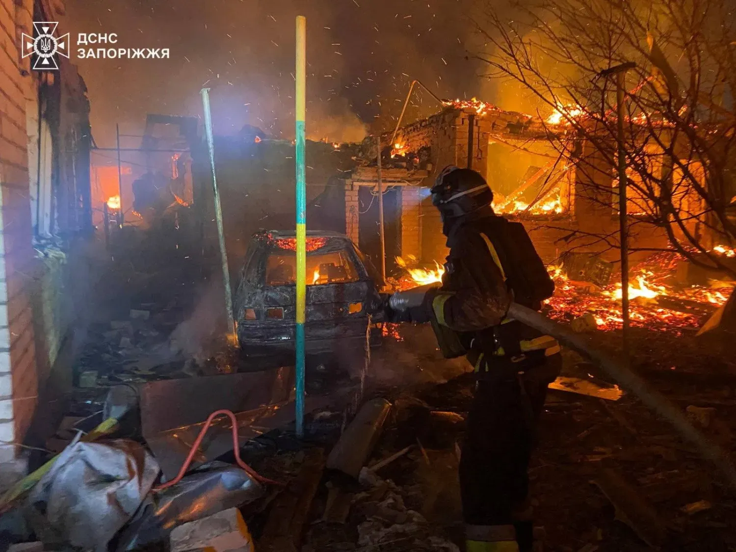 Ukrayna'nın Zaporijya kentinde Rus bombardımanından etkilenen bir konut binasında itfaiye çalışıyor (Reuters)