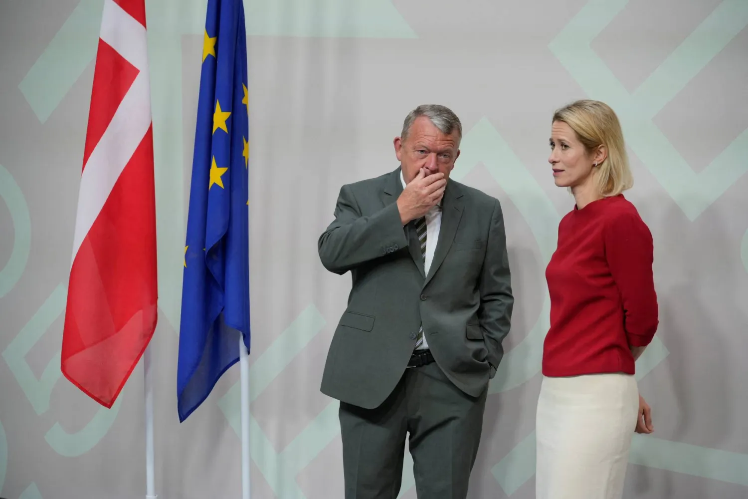 مسؤولة السياسة الخارجية في الاتحاد الأوروبي كايا كالاس ووزير الخارجية الدنماركي لارس لوكّه راسموين في كوبنهاغن (رويترز)