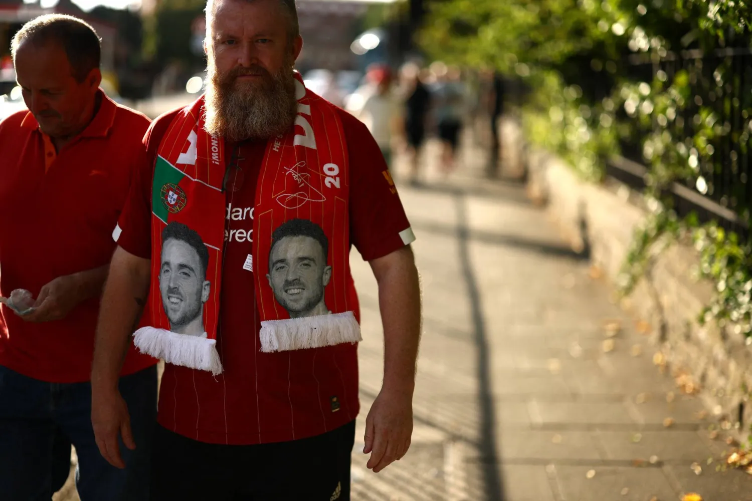 Soccer Football - Premier League - Newcastle United v Liverpool - St James' Park, Newcastle, Britain - August 25, 2025 Liverpool fan wears a scarf in memory of Diogo Jota before the match Action Images via Reuters/Lee Smith 
