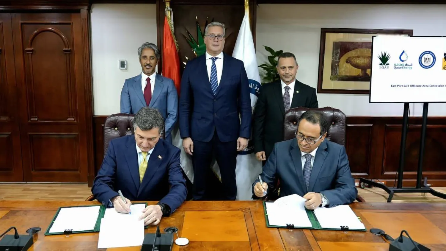 وزير البترول المصري يشهد توقيع العقود بين «إيجاس» و«إيني» بحضور مسؤولي «بي بي» و«قطر للطاقة» (وزارة البترول المصرية)