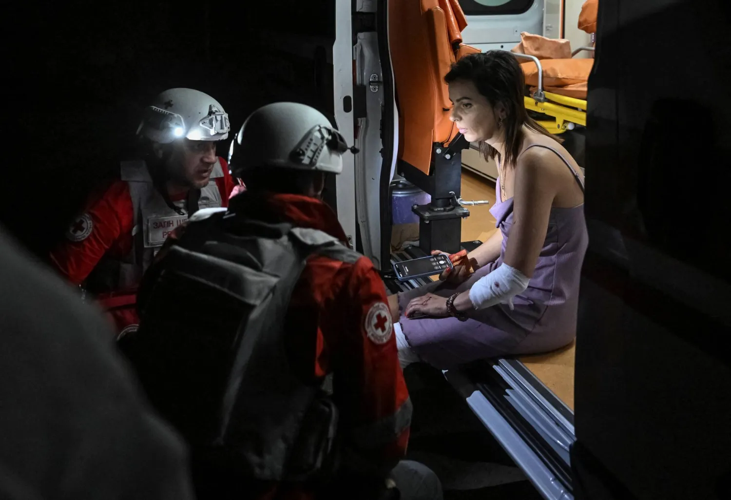 مسعفون يقدمون رعاية طبية لمصابة في قصف روسي استهدف منطقة زابوريجيا (رويترز)