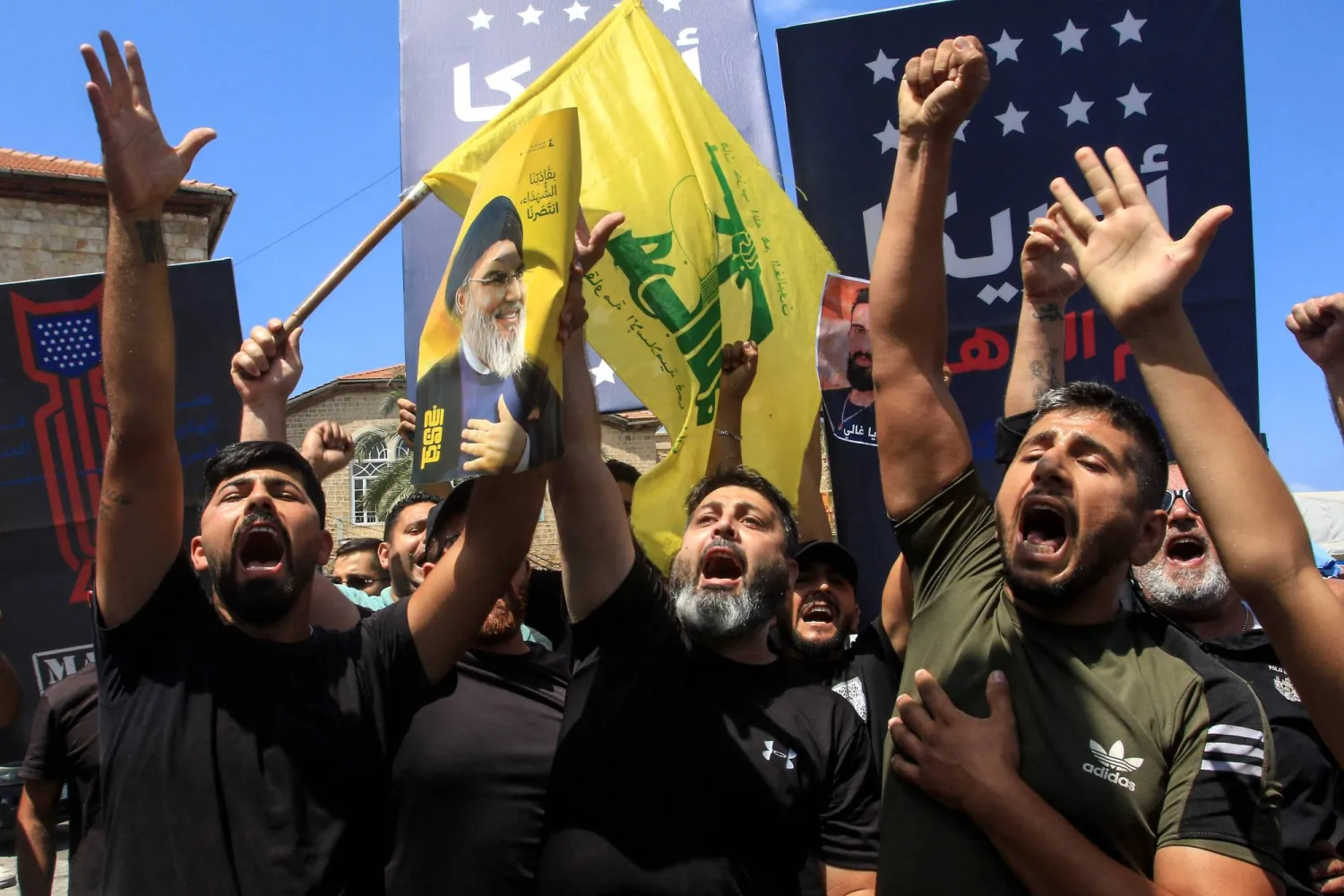 مناصرون لـ«حزب الله» يُطلقون شعارات مناهضة للولايات المتحدة خلال احتجاج على زيارة براك إلى مدينة صور بجنوب لبنان (أ.ف.ب)