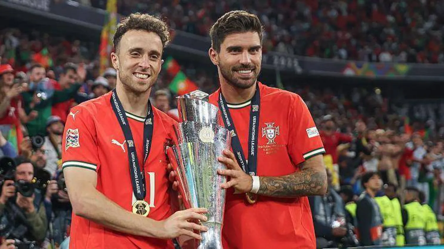 الراحل ديوغو جوتا إلى جوار صديقه روبن نيفيز (بي بي سي)