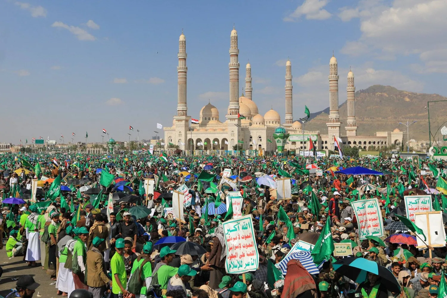 الاحتفال بالمولد النبوي مناسبة سنوية يستغلها الحوثيون للاستعراض الجماهيري وجباية الأموال (أ.ف.ب)