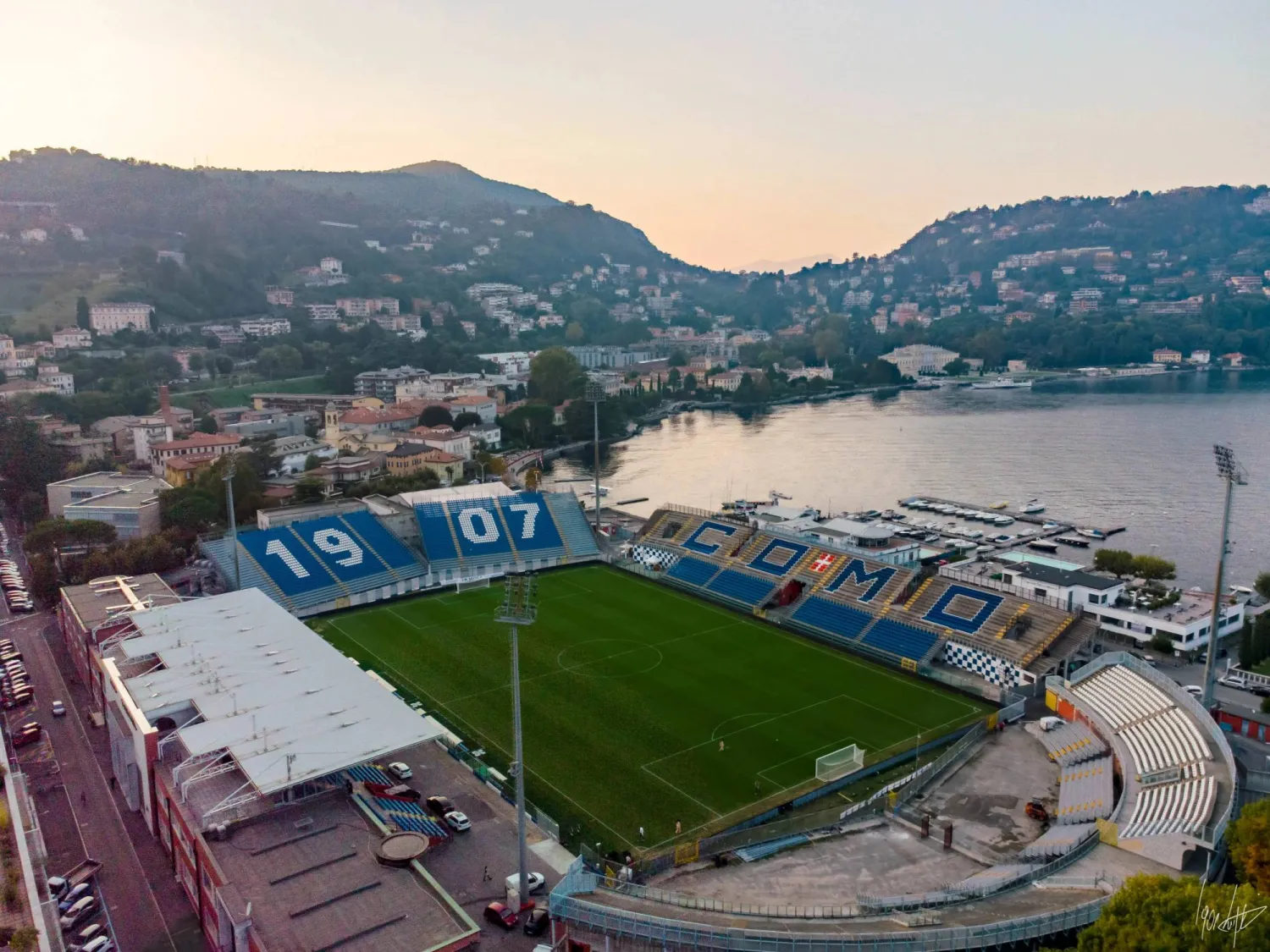 ملعب كومو في أحضان بحيرة المدينة الشهيرة (نادي كومو)