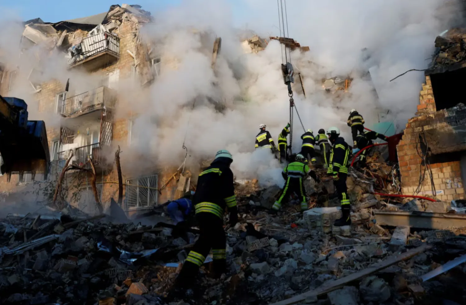 Rescuers work at the site of an apartment building which was hit by Russian missile and drone strikes, amid Russia's attack on Ukraine, in Kyiv, Ukraine August 28, 2025. REUTERS/Thomas Peter 