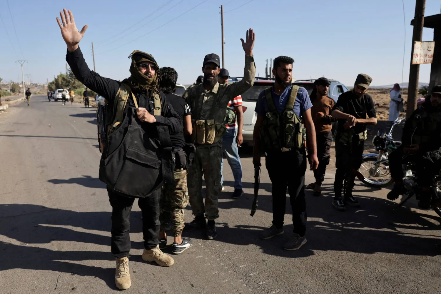 مقاتلون من البدو عند حاجز لقوات الأمن السورية نُصب لمنعهم من التقدم نحو السويداء في 19 يوليو الماضي (رويترز)