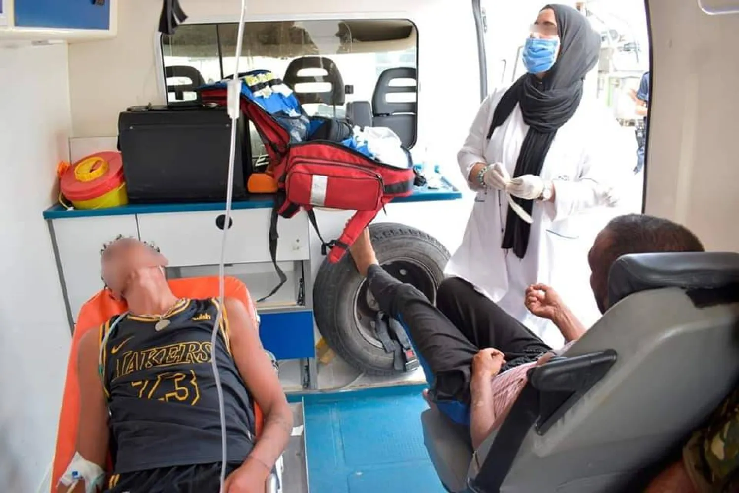 مهاجران سريان يتلقيان الإسعافات بعد إنقاذهما من الغرق في عرض المتوسط (متداولة)