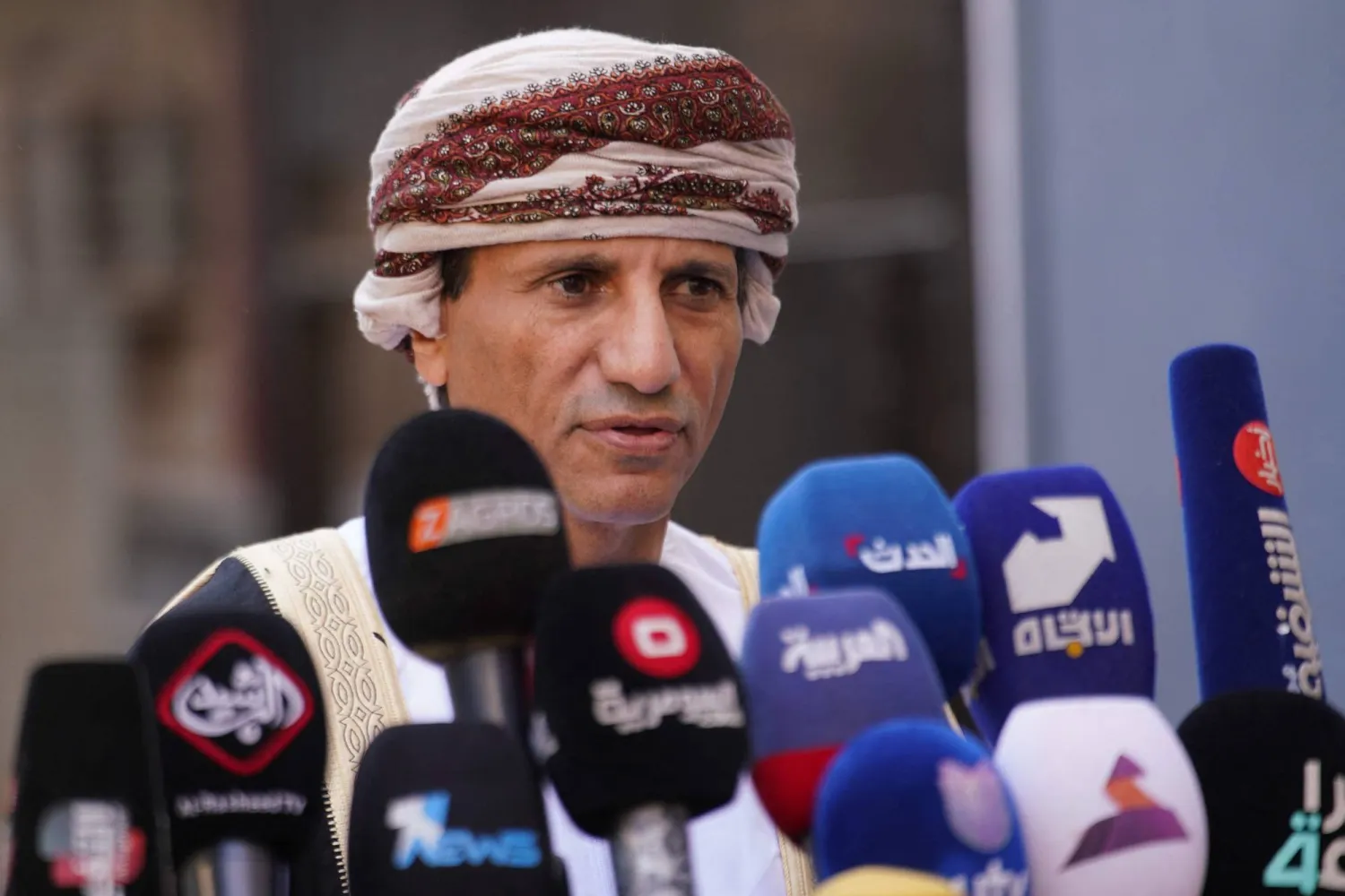 ممثل الأمين العام للأمم المتحدة الجديد لدى العراق العماني محمد الحسان خلال مؤتمر صحافي في النجف (أ.ف.ب)