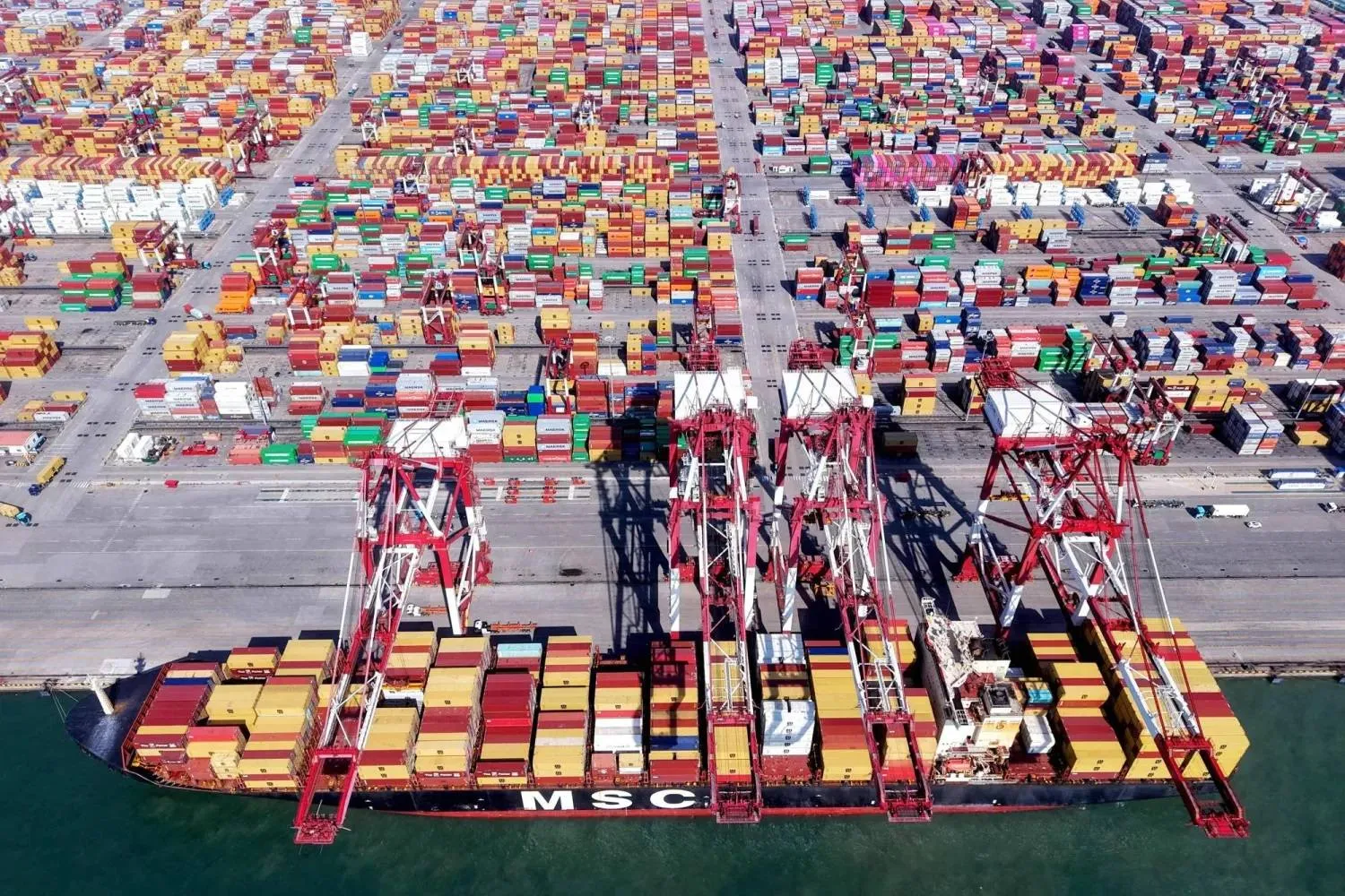 أوناش تنقل آلاف الحاويات في ميناء قوانغداو شرق الصين (أ.ف.ب)