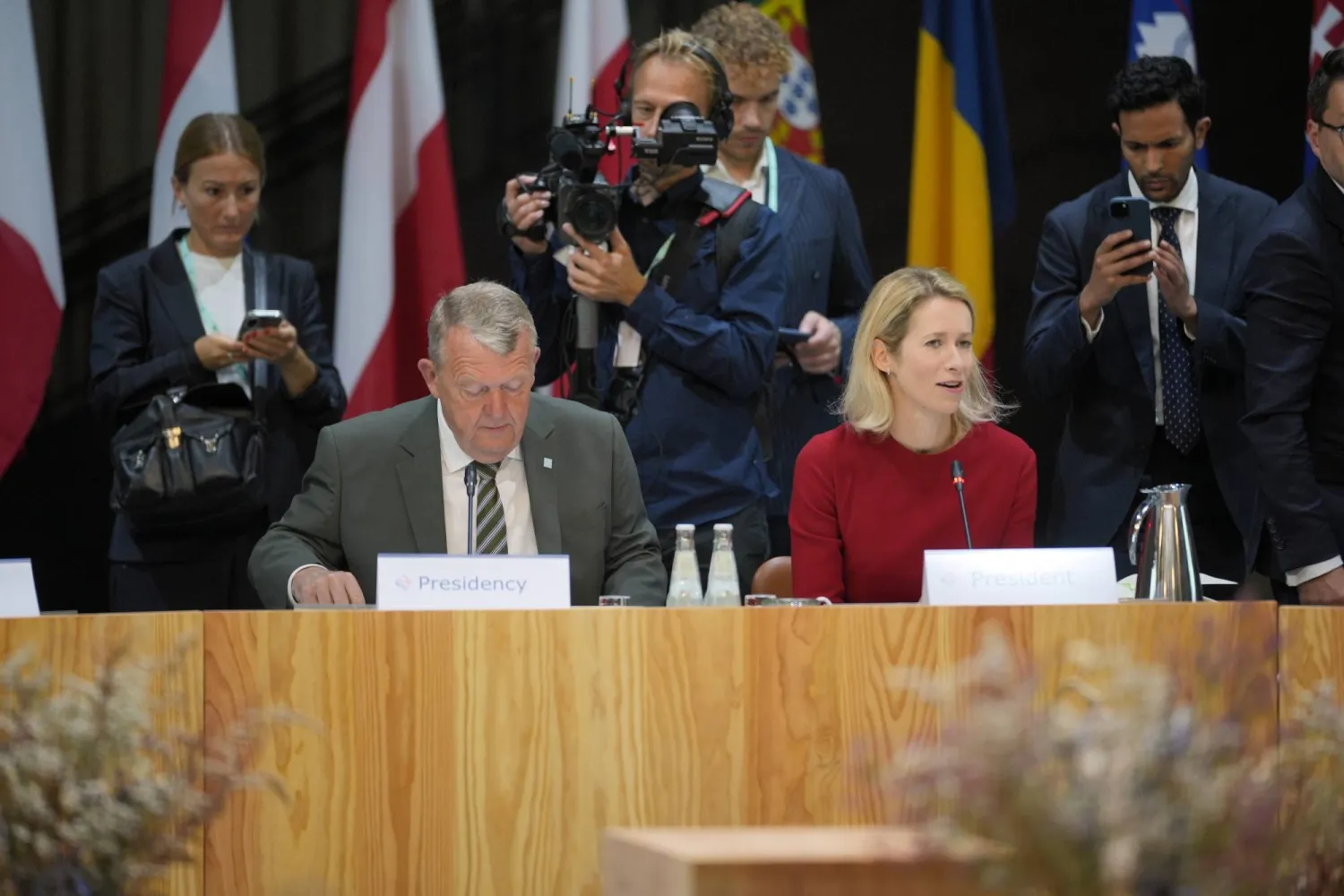 مسؤولة السياسة الخارجية في الاتحاد الأوروبي كايا كالاس ووزير خارجية الدنمارك لارس لوكه راسموسن في اجتماع بكوبنهاغن (إ.ب.أ)