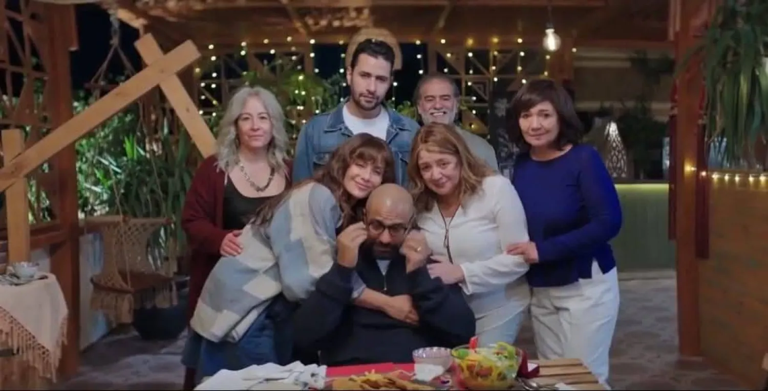 لقطة تجمع بعض فريق عمل المسلسل (منصة شاهد)