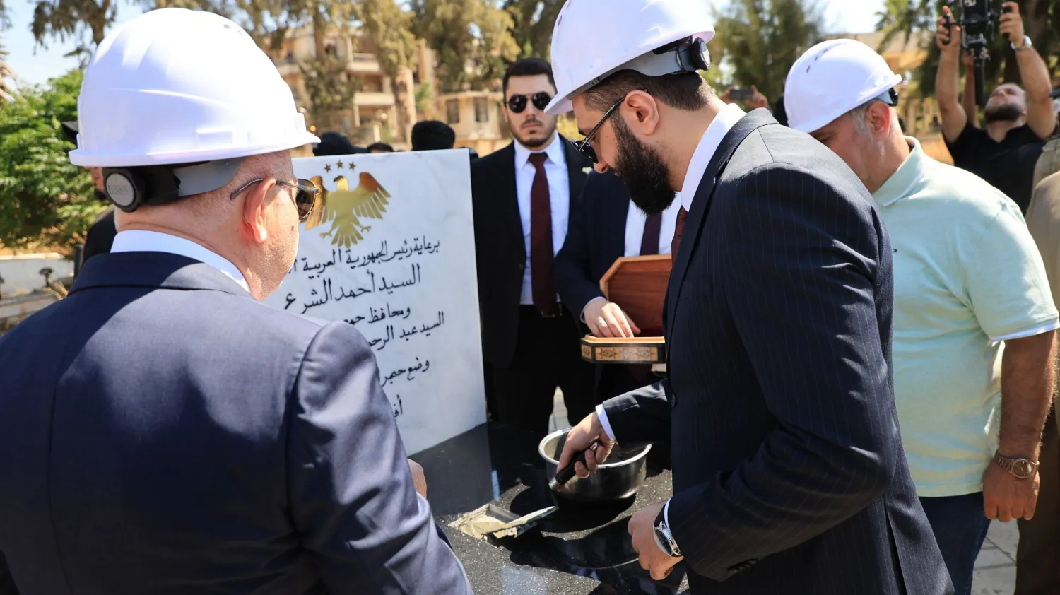 الرئيس أحمد الشرع يضع حجر الأساس لحزمة مشاريع دار السلام في محافظة حمص (الرئاسة السورية)