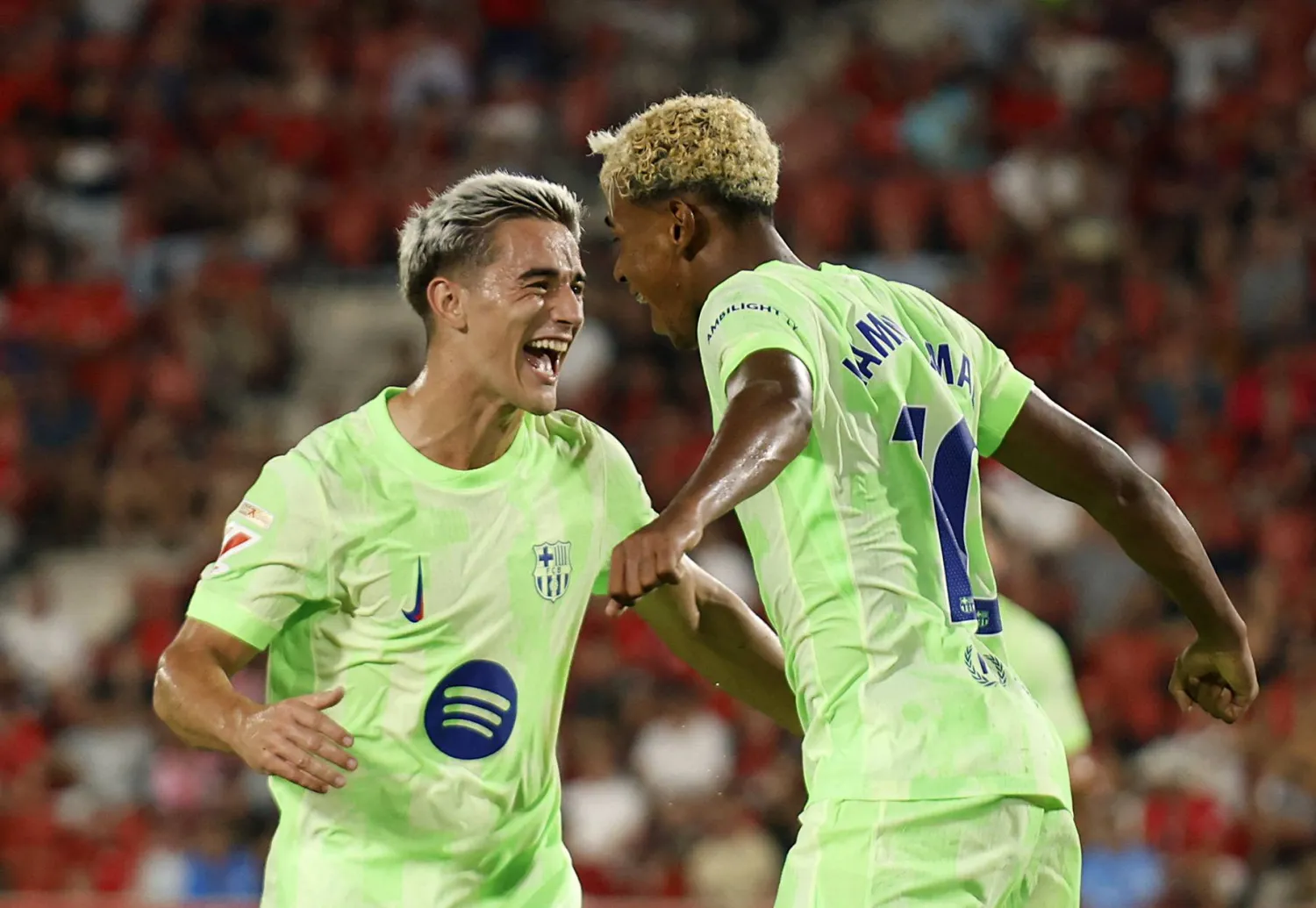 غافي لاعب وسط برشلونة (رويترز)