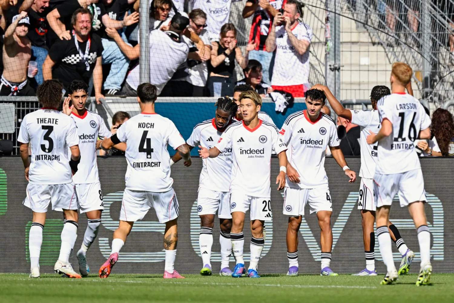 فرحة لاعبي آينتراخت فرانكفورت بالفوز والصدارة (د.ب.أ)