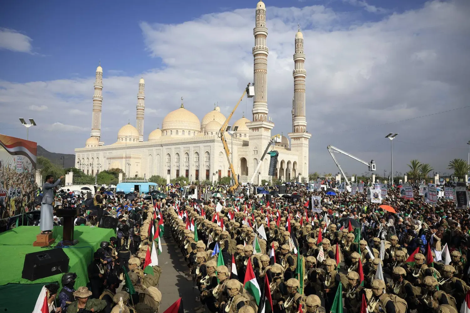 Yemen'in başkenti Sana'da miting düzenleyen Husiler (EPA)