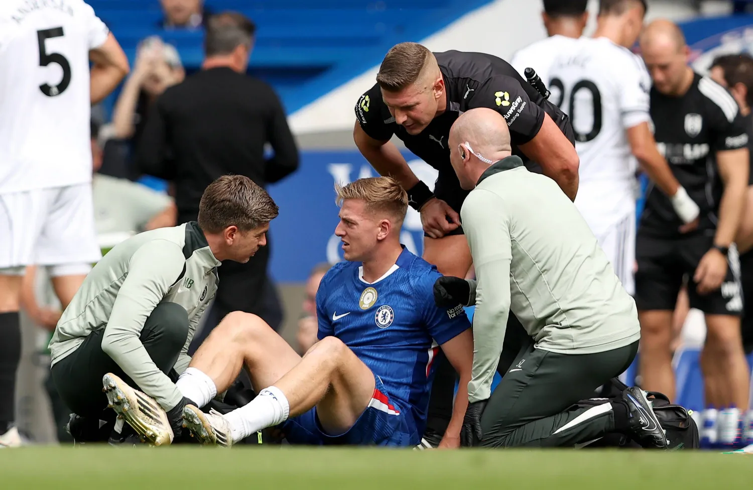  المهاجم ليام ديلاب لحظة إصابته في مواجهة فولهام (إ.ب.أ)