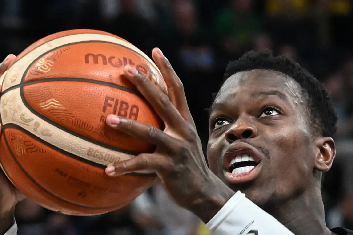 دينيس شرودر قائد المنتخب الألماني لكرة السلة (إ.ب.أ)