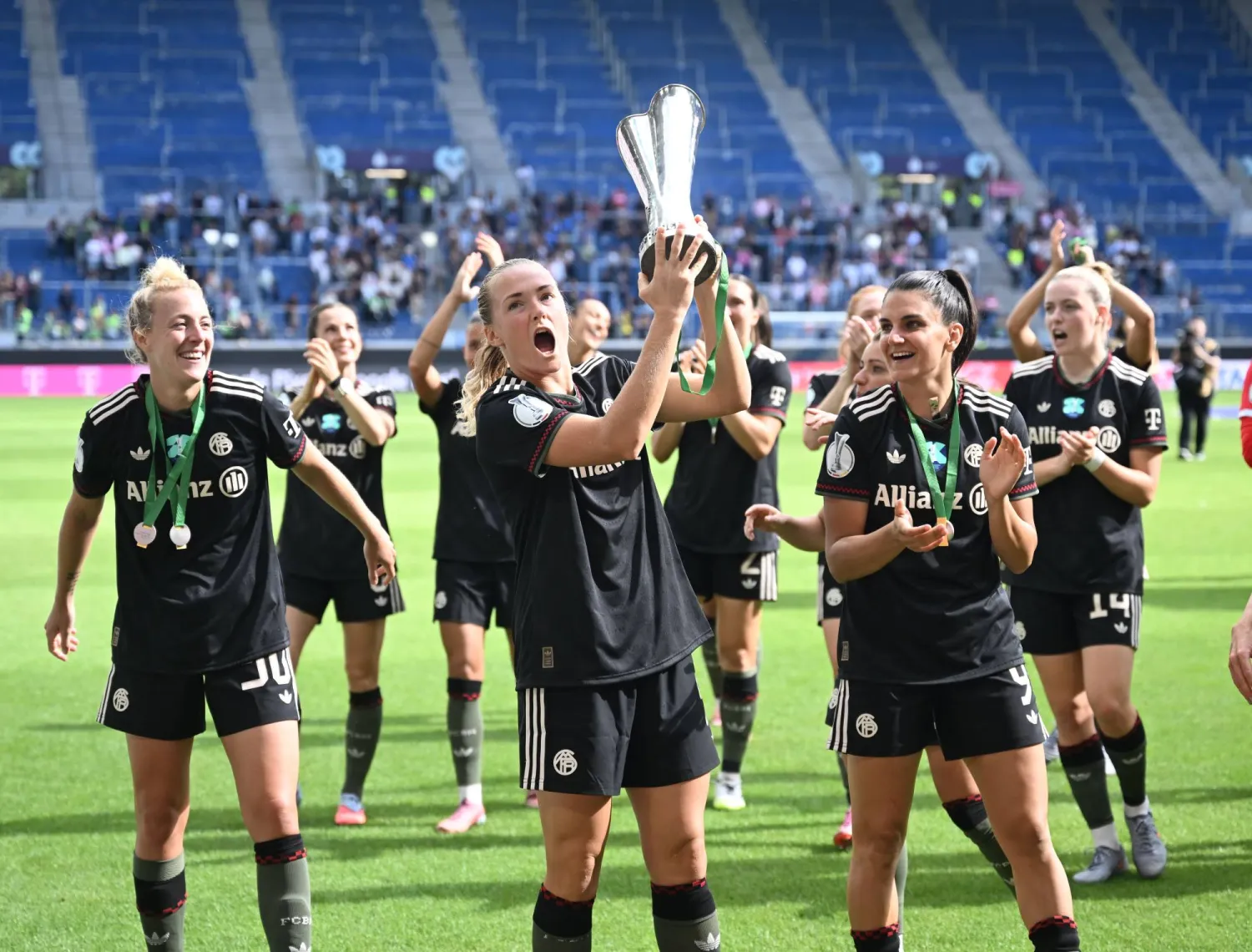 فرحة سيدات بايرن ميونيخ بلقب كأس السوبر الألماني (د.ب.أ)