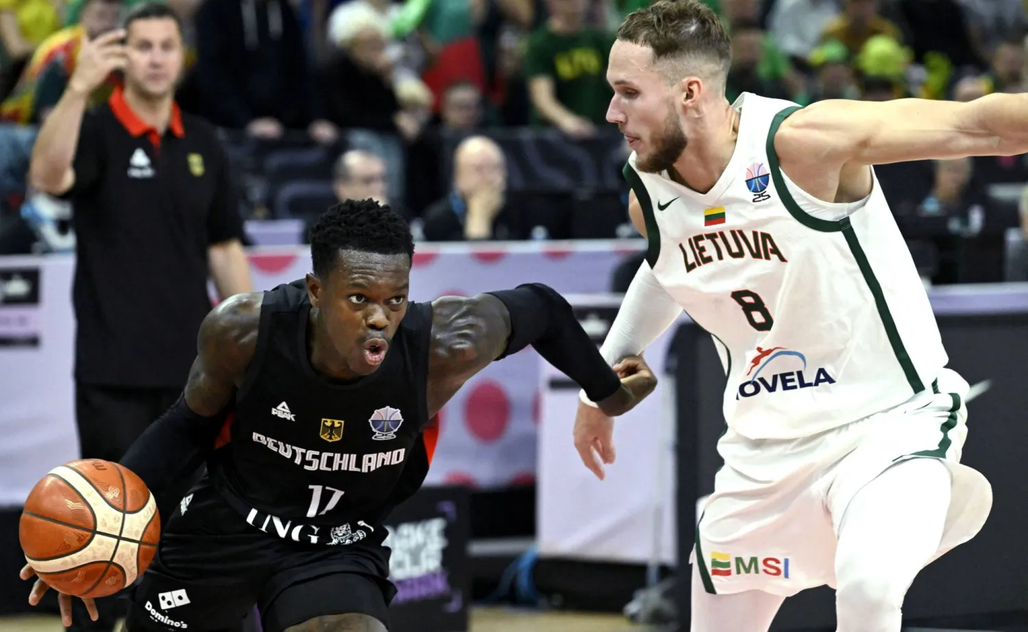 دينيس شرودر في مواجهة مع تاداس سيديكير من ليتوانيا خلال المباراة (رويترز)