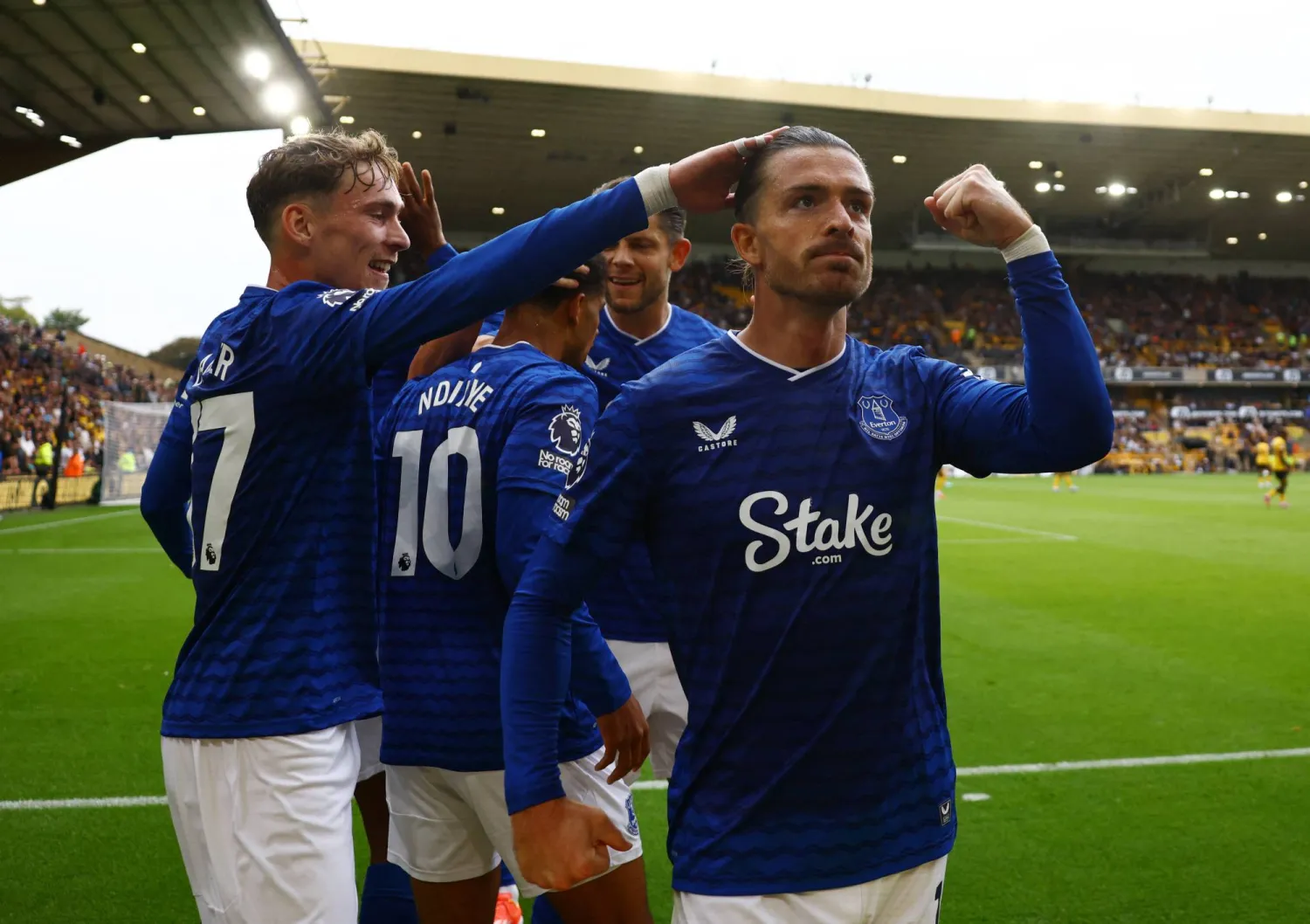 غريليش يحتفل بعد أحد أهداف إيفرتون (رويترز)