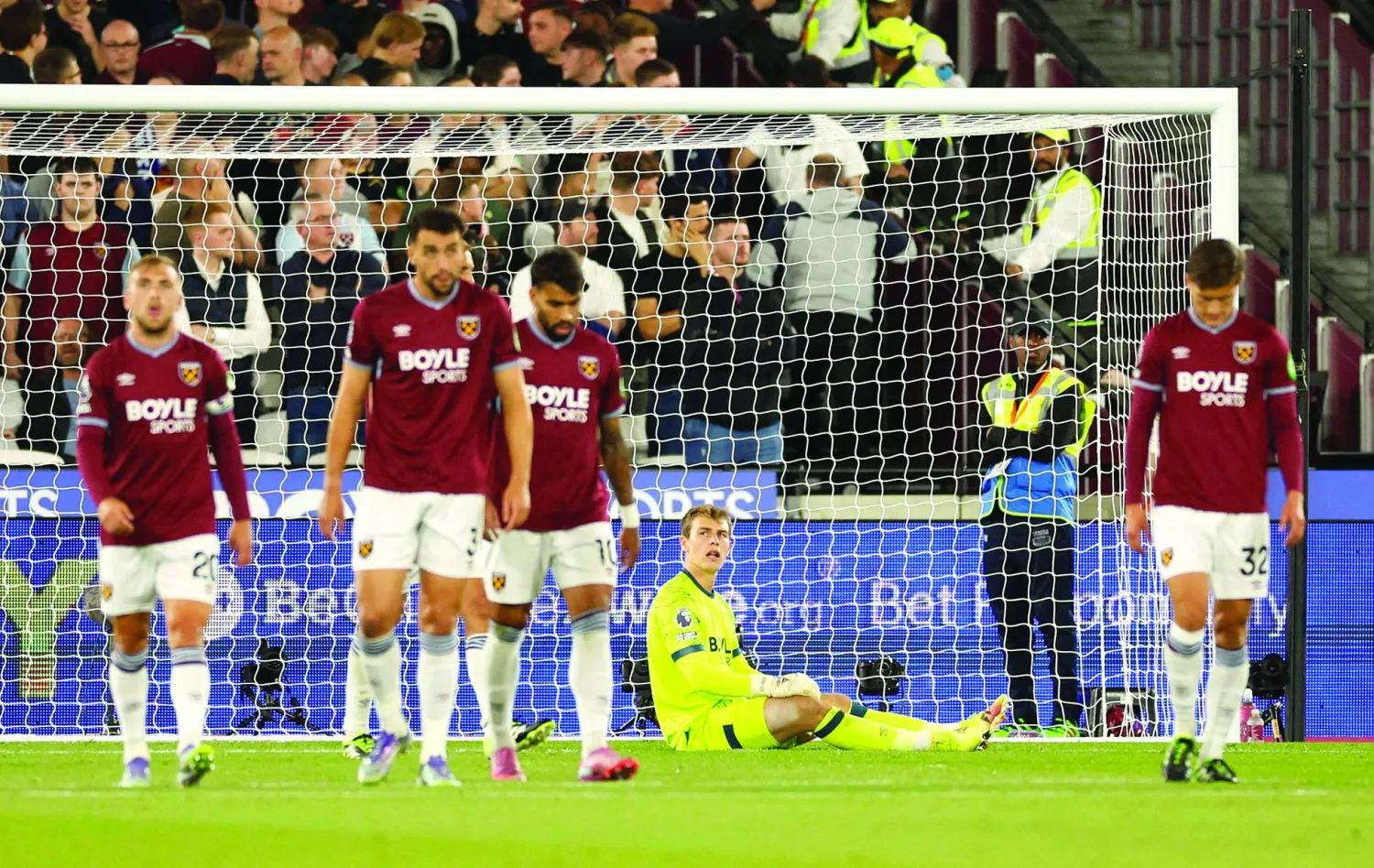 
لاعبو وست هام بعد الهزيمة المذلة أمام تشيلسي (رويترز)