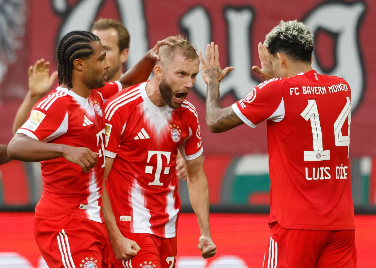 لاعبو البايرن وفرحة بالهدف الثاني (أ.ف.ب)