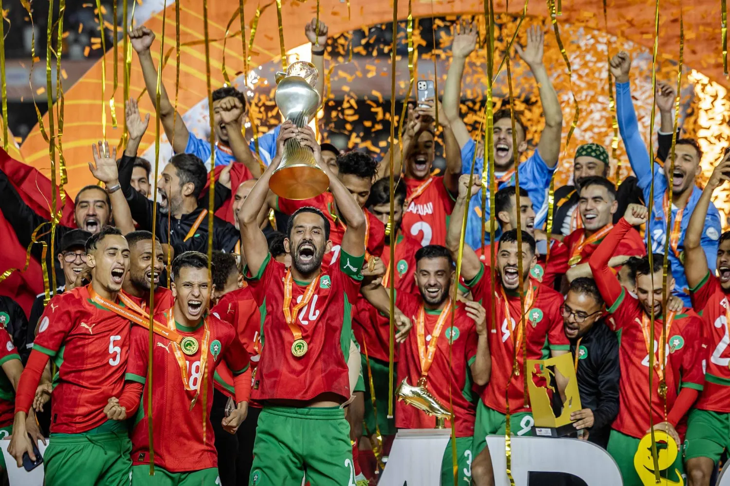 لاعبو المغرب لحظة تتويجهم باللقب (أ.ف.ب)