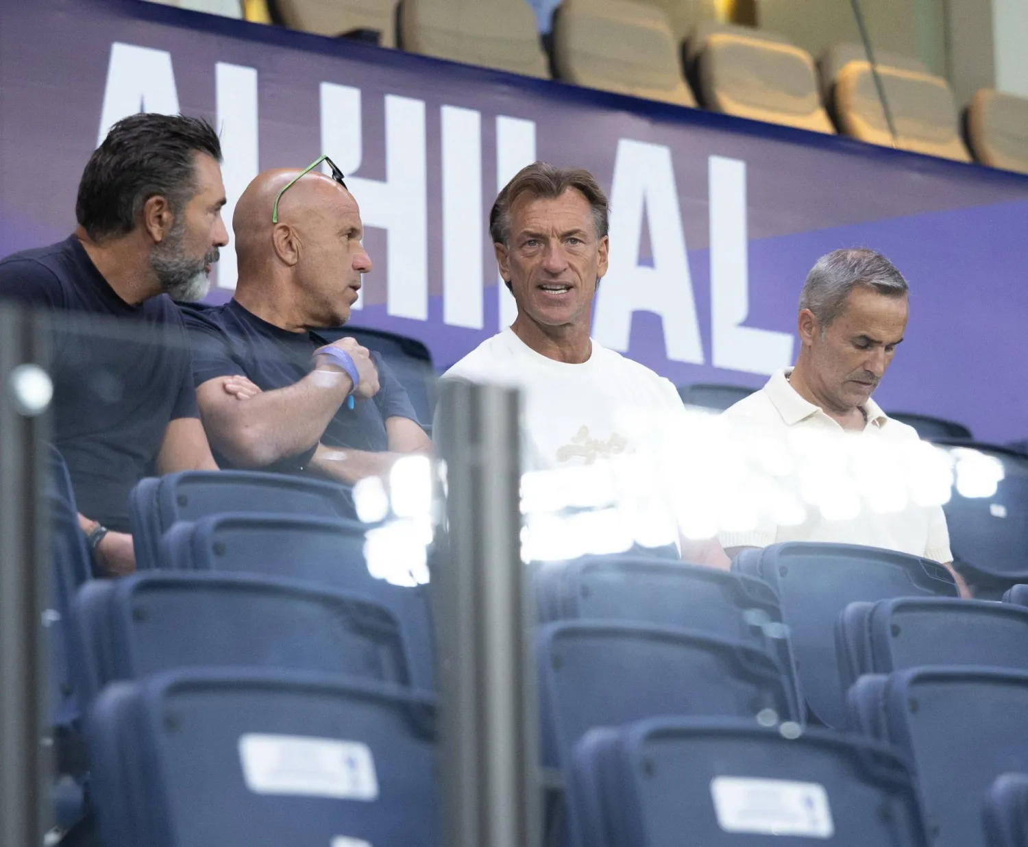 رينارد خلال حضوره لإحدى مباريات الجولة الأولى للدوري (المنتخب السعودي)