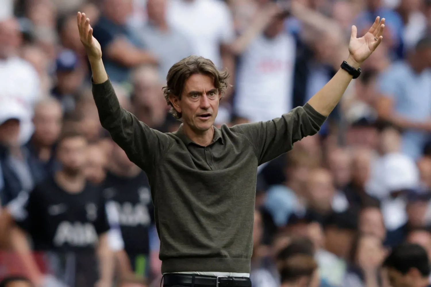  توماس فرانك يتفاعل مع أحداث المباراة (أ.ف.ب)