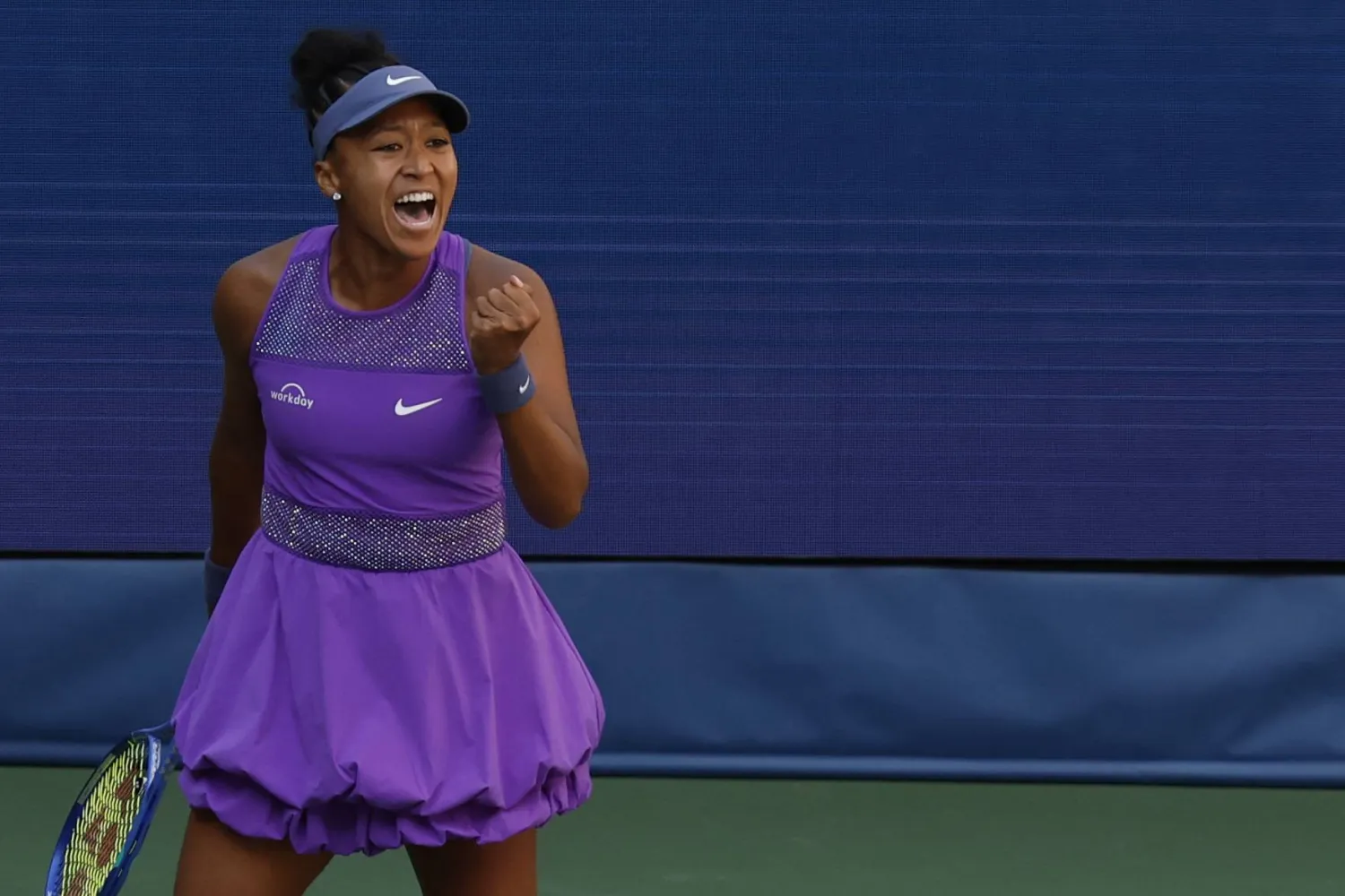 أوساكا تحتفل بفوزها (رويترز)