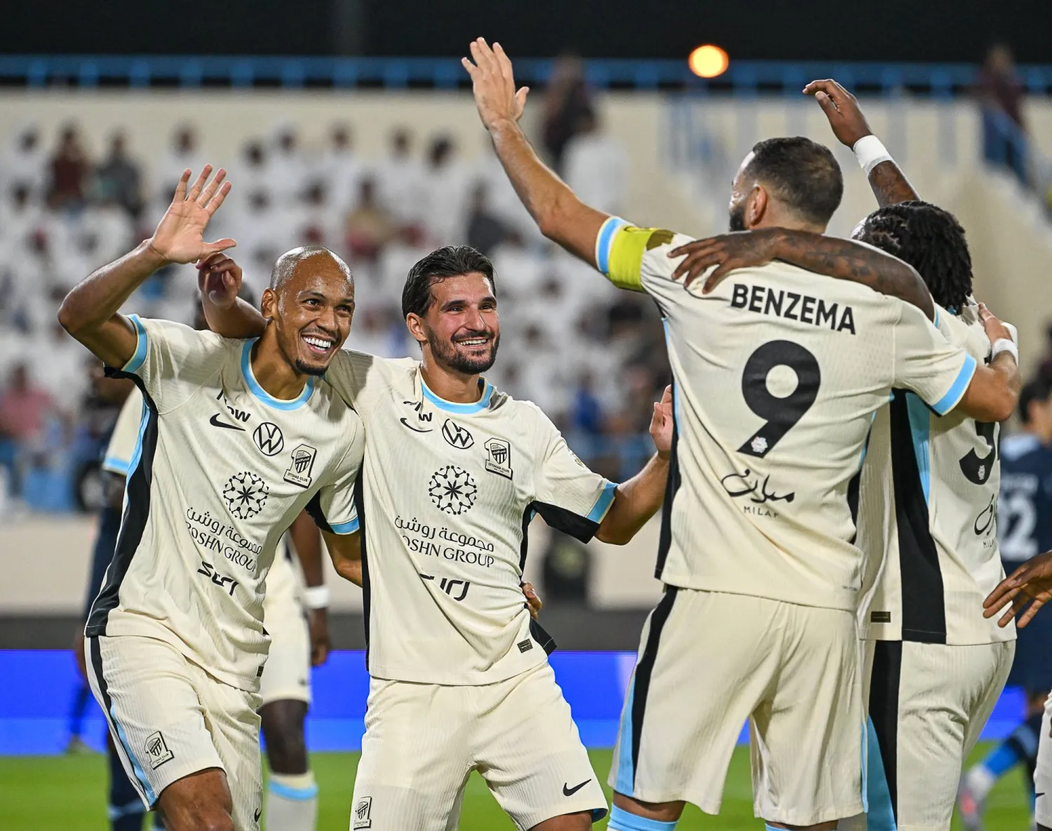 بنزيمه محتفلا بأحد أهدفه في المباراة (تصوير: علي خمج)