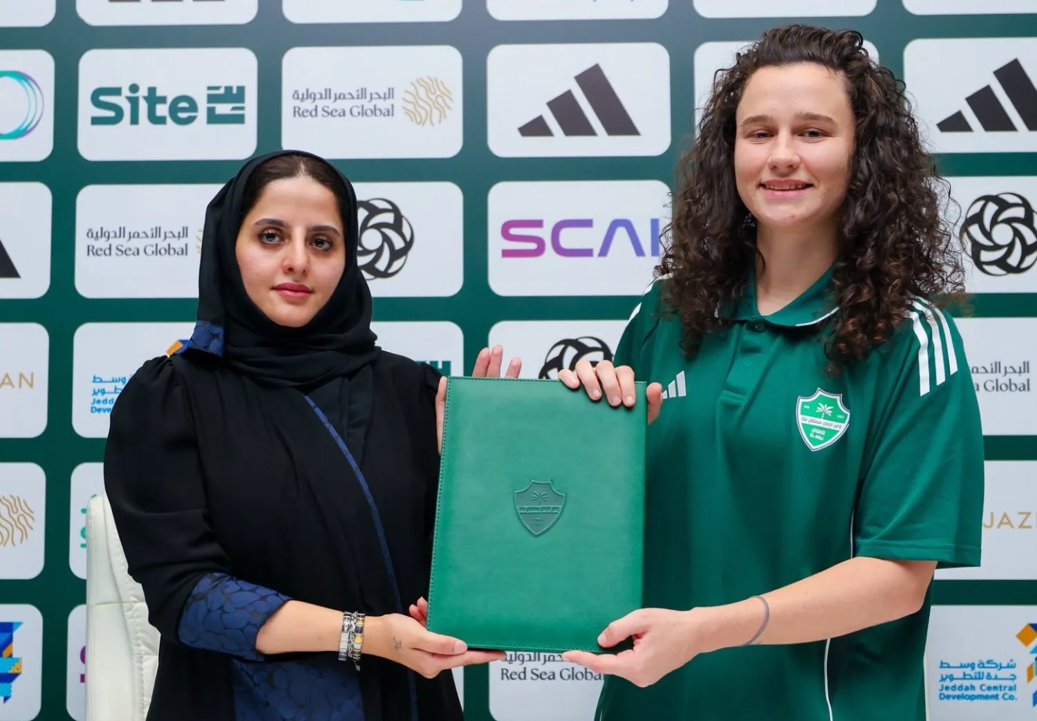 ليندسي تتسلم عقدها الجديد من النادي الأهلي (موقع النادي)