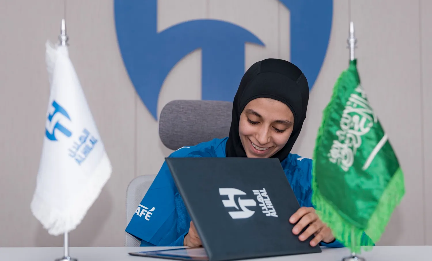 عبير خلال توقيع العقد (نادي الهلال)