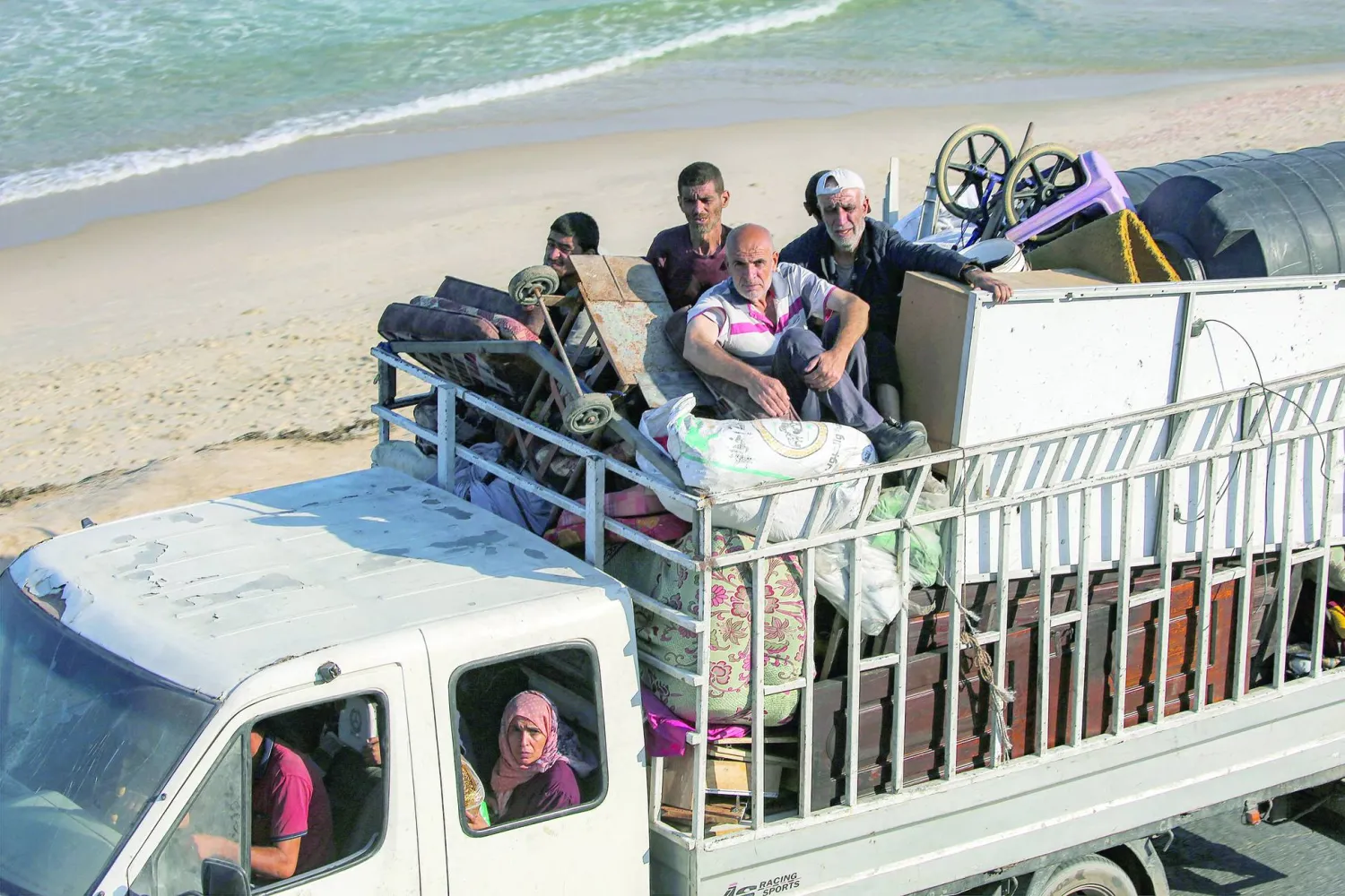 
فلسطينيون ينزحون جنوباً من مدينة غزة مع اشتداد الغارات الإسرائيلية أمس (أ.ف.ب)