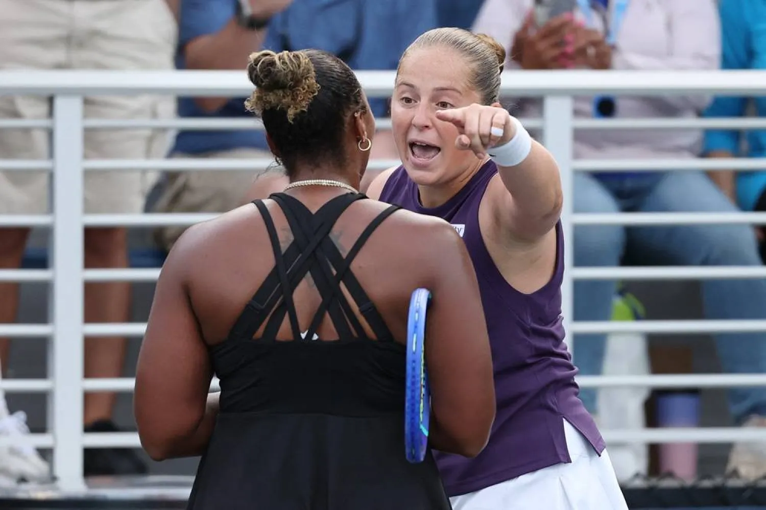  Jelena Ostapenko of Latvia (R) argues with Taylor Townsend of the United States (L) following their Women's Singles Second Round match on Day Four of the 2025 US Open at USTA Billie Jean King National Tennis Center on August 27, 2025 in the Flushing neighborhood of the Queens borough of New York City. (Getty Images/AFP)